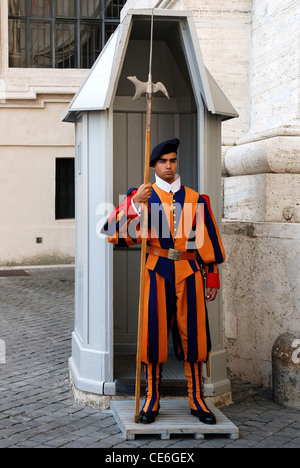 Garde suisse pontificale de la garde à la basilique Saint Pierre au Vatican à Rome. Banque D'Images