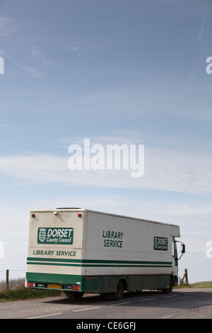 Le Conseil du comté de Dorset bibliothèque mobile van garé sur le côté de la route. Banque D'Images