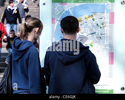 Un couple de touristes découvrez un site sur la rive sud de Londres. Banque D'Images