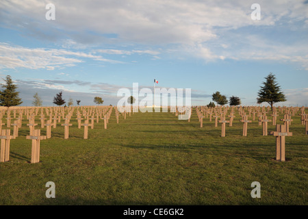 Le tricolore français et lignes de croisements au French National Cemetery à Sommepy-Tahure, Champagne Ardenne, France. Banque D'Images