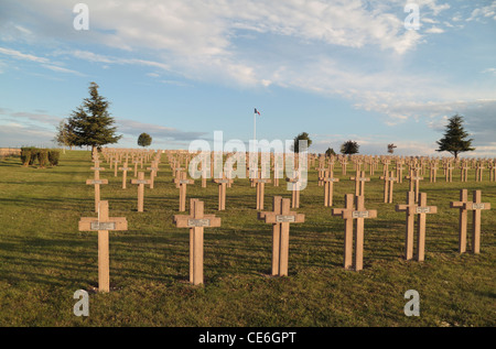 Rangées de croisements avec le tricolore français derrière au French National Cemetery à Sommepy-Tahure, Champagne Ardenne, France. Banque D'Images