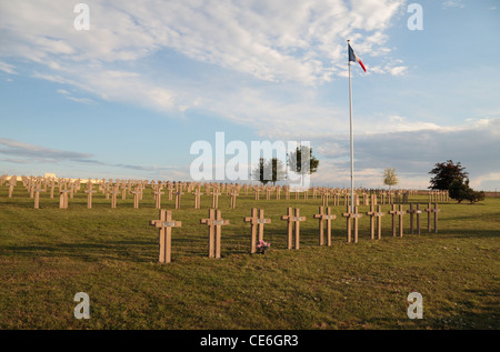 Rangées de croisements avec le tricolore français derrière au French National Cemetery à Sommepy-Tahure, Champagne Ardenne, France. Banque D'Images