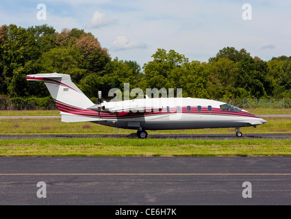 Un Piaggio Aero Industries Spa taxer l'avion sur la piste et se préparer pour le vol dans le ciel. Banque D'Images