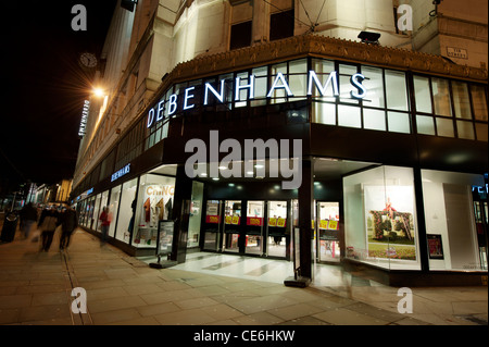 La devanture du magasin Debenhams sur Market Street, Manchester, prises de nuit (usage éditorial uniquement). Banque D'Images