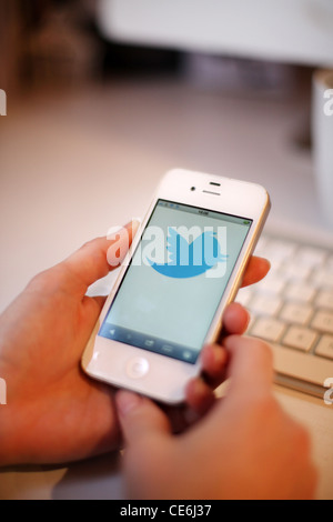 Personne à l'aide de twitter sur un téléphone intelligent Banque D'Images