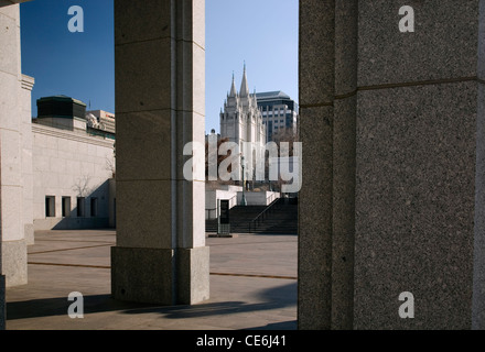 UTAH - le temple mormon de Salt Lake City vue à travers les piliers du centre de conférence. Banque D'Images