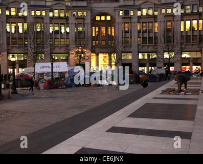 Ville des Tentes Camp de protestation à l'extérieur de St Paul's, Londres dans la soirée Banque D'Images