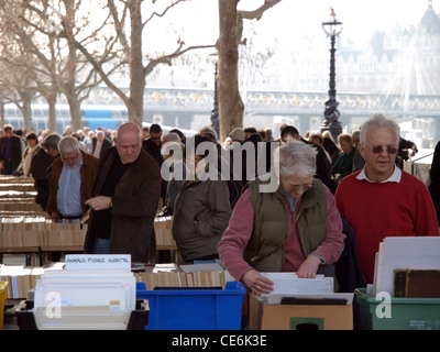 Les gens parcourir les livres de seconde main à la Waterloo Bridge du marché du livre Banque D'Images