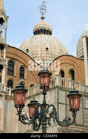 Ornate street lights dans la place Saint-Marc, Venise, Italie Banque D'Images