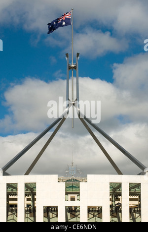 L'imposante structure du poteau du drapeau Australie Parlement Chambre Banque D'Images