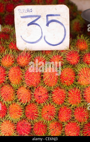 Ramboutans fruits sur la vente en Thaïlande, avec étiquette de prix Afficher. Banque D'Images