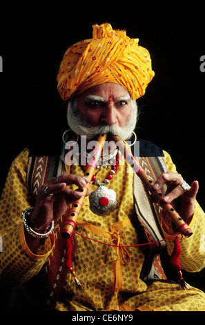 Musicien folk indien jouant de la flûte à vent ; Inde ; Asie ; MR#657 Banque D'Images