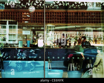 Un mix barman un cocktail dans un bar de Londres Banque D'Images