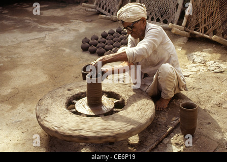 La Poterie ; potter pour donner une forme de pot en argile sur la roue le Rajasthan en Inde Banque D'Images