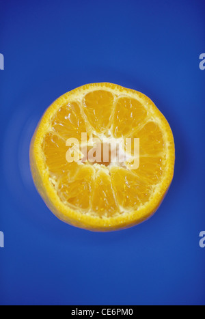 Tranche de fruits orange sur fond bleu Banque D'Images