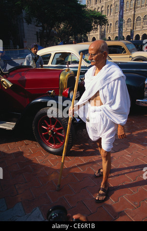 Man fancy dress se ressemblent le Mahatma Gandhi au rallye de voitures anciennes ; Bombay Mumbai Maharashtra ; Inde ; Banque D'Images