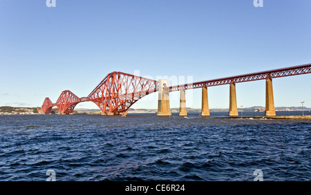 Peint récemment Forth Rail Bridge vu de South Queensferry en Ecosse Banque D'Images