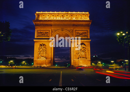 Arc de Triomphe illuminé ; Monument de l'Arc de Triomphe ; Arc de Triomphe ; Arc de l'étoile ; Paris ; France ; Europe Banque D'Images