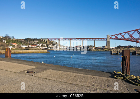 Peint récemment Forth Rail Bridge reliant le nord et le Sud Queensferry avec Scotrail Turbostar DMU et Classe 158 couplées. Banque D'Images