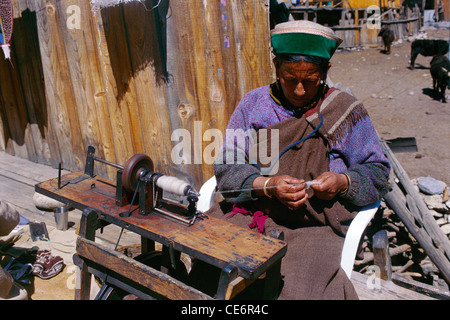 Femme au travail sur machine à filer ; l'Himachal Pradesh en Inde ; Banque D'Images