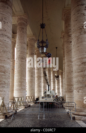 La basilique Saint-Pierre, chandeliers, passe-colonnes ; la basilique papale de Saint-Pierre ; Rome ; la Cité du Vatican ; Italie ; Europe Banque D'Images