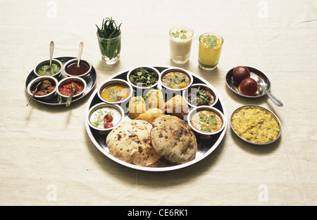 Le déjeuner d'aliments végétariens indiens gujarati typique repas servi dans thali sur fond blanc Inde - 84996 rva Banque D'Images