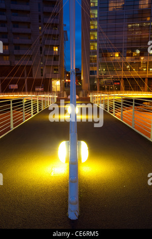 L'Angleterre, le Grand Manchester, Manchester. Le Pont de la Trinité, s'étendant sur les rives de la rivière Irwell près de The Lowry Hotel. Banque D'Images