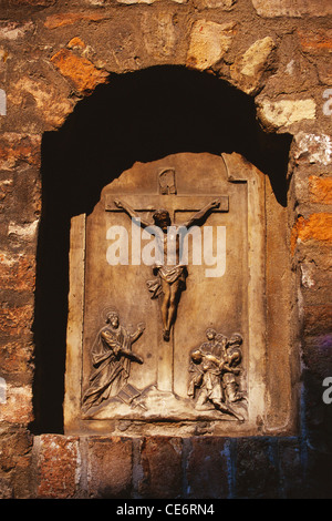 RVN 87736 : statue du Christ en croix sur le mur en brique venise Vénétie Italie alcôve Banque D'Images