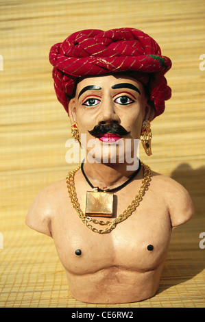 BDR 85099 : statue de tête de mannequin homme turban rajasthani médaillon or collier en or de l'Inde Rajasthan turban rouge Banque D'Images
