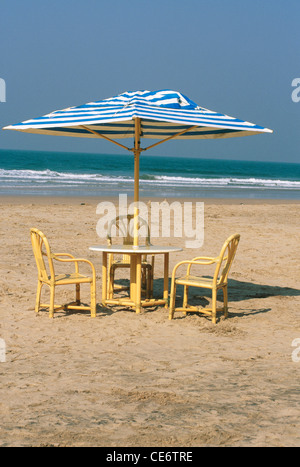 MMN 85988 : trois plage vide de chaises en rotin blanc bleu table ganpatipule umbrella beach sea sand sun sky maharashtra inde Banque D'Images