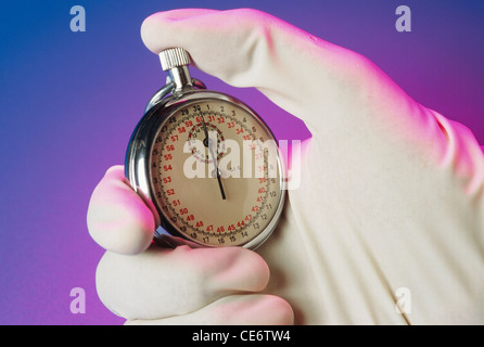 Chronomètre ; chronomètre ; homme portant des gants avec chronomètre ; inde ; asie Banque D'Images