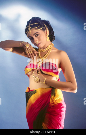 Indian woman wearing Gold jewelry Collier bijoux bague anneau nez oreille bijoux front Inde - Autorisation modèle #  353 Banque D'Images