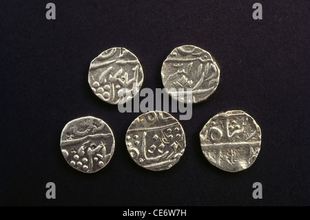 Vieux argent antique pièces de monnaie mughal Inde pièce de monnaie Mogul ou pièce de monnaie Moghul avec calligraphie Banque D'Images