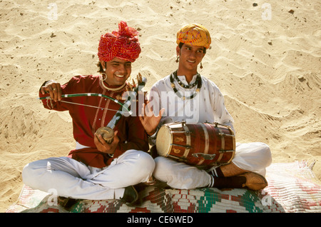 BDR 83390 : musiciens folk jouant du violon et tambour indien du Rajasthan Inde M.# 657B Banque D'Images