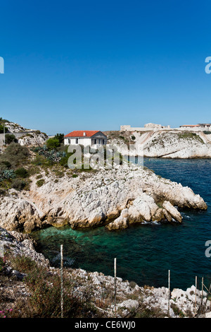 Maison sur le rocher de Calanques de Saint Esteve, Ile de l'archipel du Frioul, Ratonneu ou Marseille, Marseille, France Banque D'Images