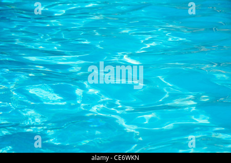 Surface de l'eau bleue d'une piscine Banque D'Images