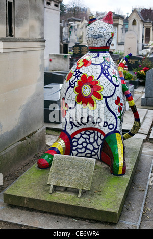 Tombe de Ricardo Menon, assistant de l'artiste Niki de Saint Phalle, cimetière Montparnasse, Paris Banque D'Images