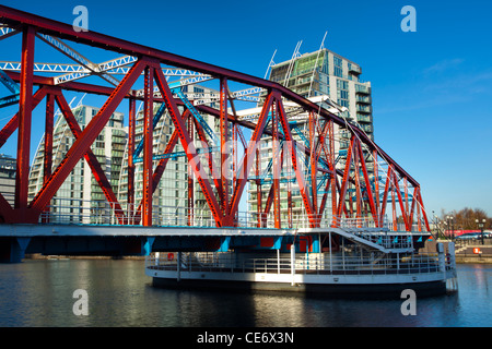 L'Angleterre, le Grand Manchester, Salford Quays. Appartements NV et Detroit Bridge situé le long de la Manchester Ship Canal à Salford. Banque D'Images