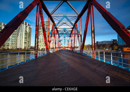 L'Angleterre, le Grand Manchester, Salford Quays. Appartements NV et Detroit Bridge situé le long de la Manchester Ship Canal à Salford. Banque D'Images