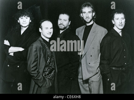 MIKE ET LA PROMOTION DE LA MÉCANIQUE photo de groupe anglais avec Mike Rutherford deuxième à partir de la droite. Voir la description ci-dessous Banque D'Images