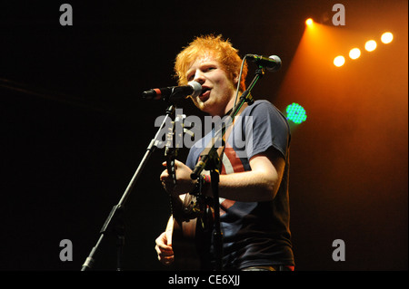 Photographie de Ed Sheeran en live sur scène Banque D'Images