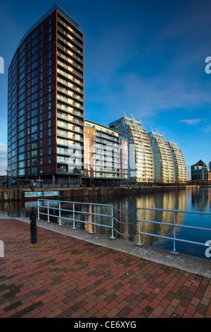 L'Angleterre, le Grand Manchester, Salford Quays. NV apartments situé le long de la Manchester Ship Canal à Salford. Banque D'Images