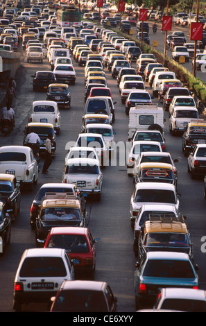MBT 85531 : pare-chocs à pare-chocs de la circulation sur route marine ; Bombay Mumbai maharashtra ; Inde ; Banque D'Images