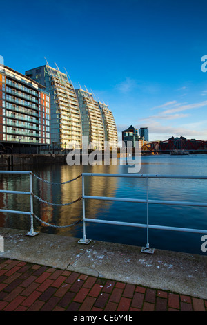 L'Angleterre, le Grand Manchester, Salford Quays. NV apartments situé le long de la Manchester Ship Canal à Salford. Banque D'Images