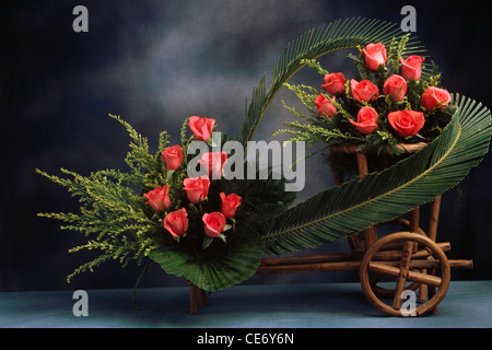 Fleurs artificielles ; arrangement de fleurs de roses rouges artificielles Banque D'Images