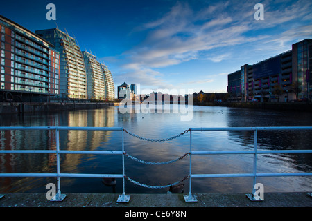 L'Angleterre, le Grand Manchester, Salford Quays. NV apartments situé le long de la Manchester Ship Canal à Salford. Banque D'Images