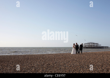 Nouveaux mariés ayant pris des photos de mariage sur la plage de Brighton Banque D'Images