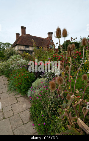 Une longue frontière de fleurs et d'arbustes dans les jardins de Great Dixter, East Sussex. Banque D'Images