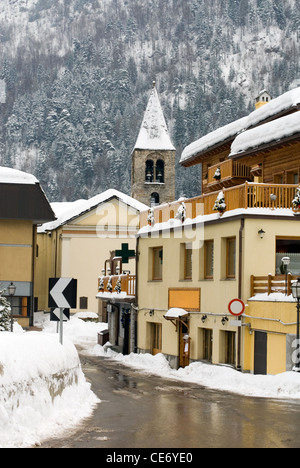 Une rue étroite qui traverse le centre d'un petit village en Italie Banque D'Images