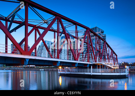 L'Angleterre, le Grand Manchester, Salford Quays. Appartements NV et Detroit Bridge situé le long de la Manchester Ship Canal à Salford. Banque D'Images